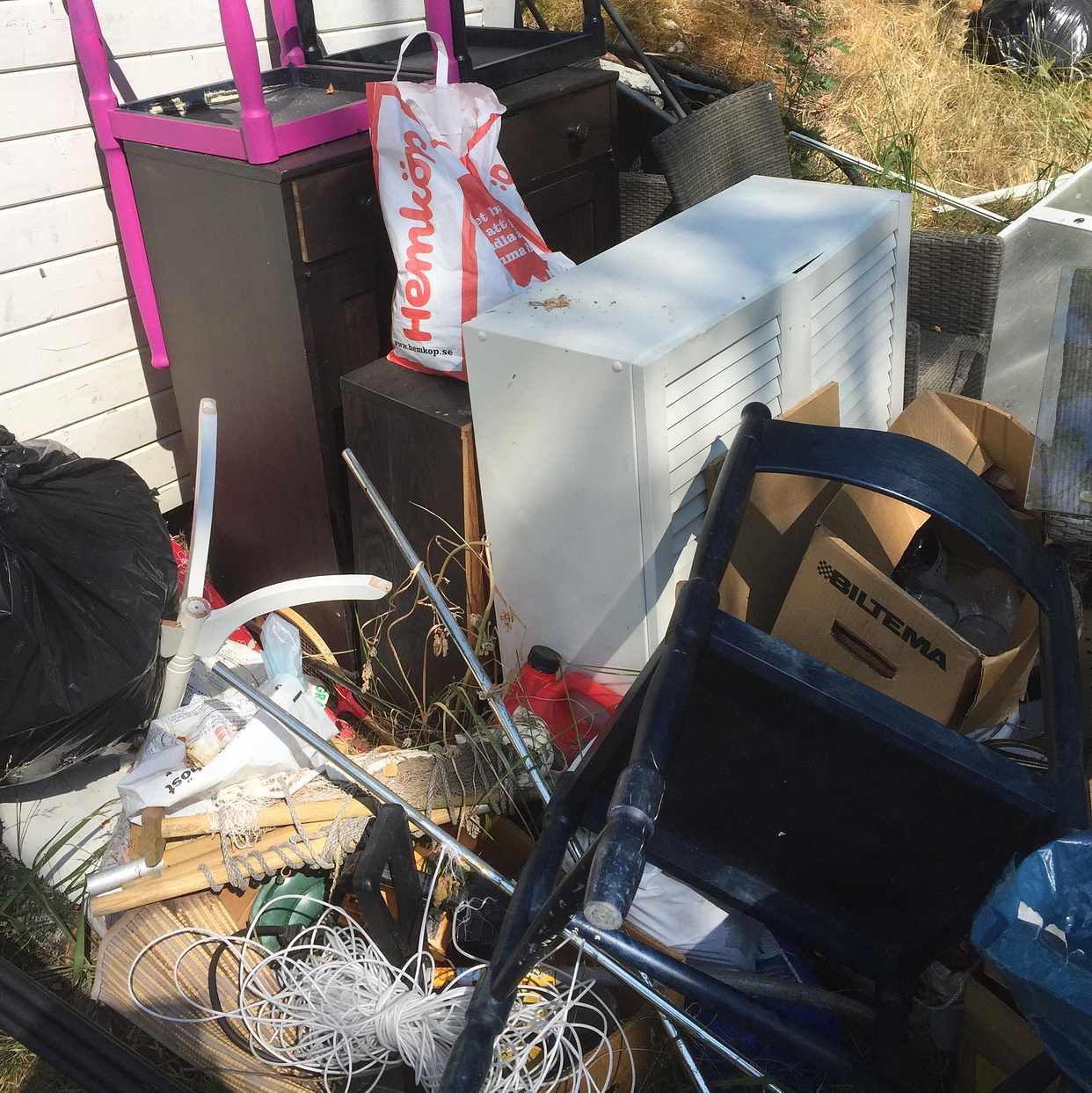 image of Trädgårdsmöbler och sopor - Gräddö