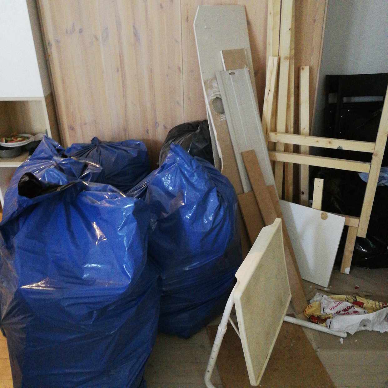 image of 5 sopsäckar o lite skräp - Stockholm
