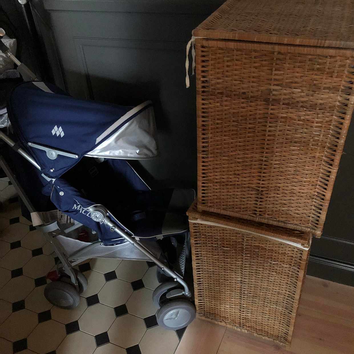 image of Resevagn, 2 tvättkorgar - Stockholm
