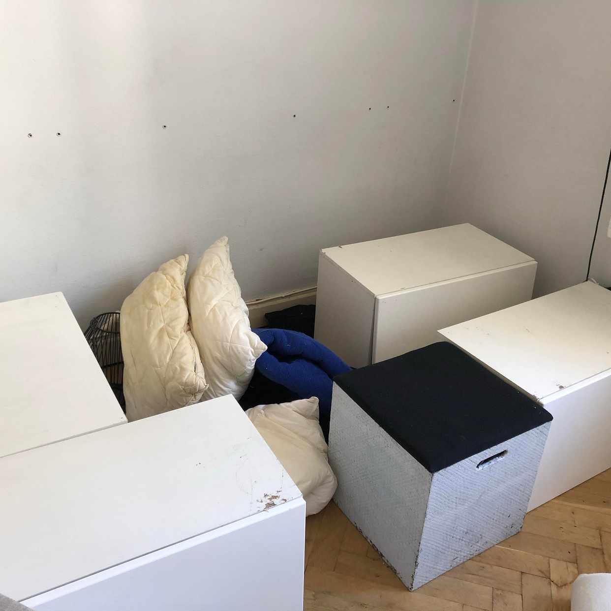 image of Säng, bord, stolar, hurts - Stockholm