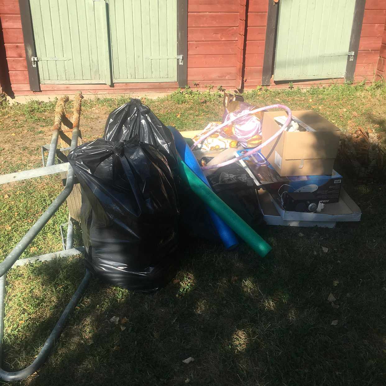 image of Diverse skräp och papper - Åkersberga