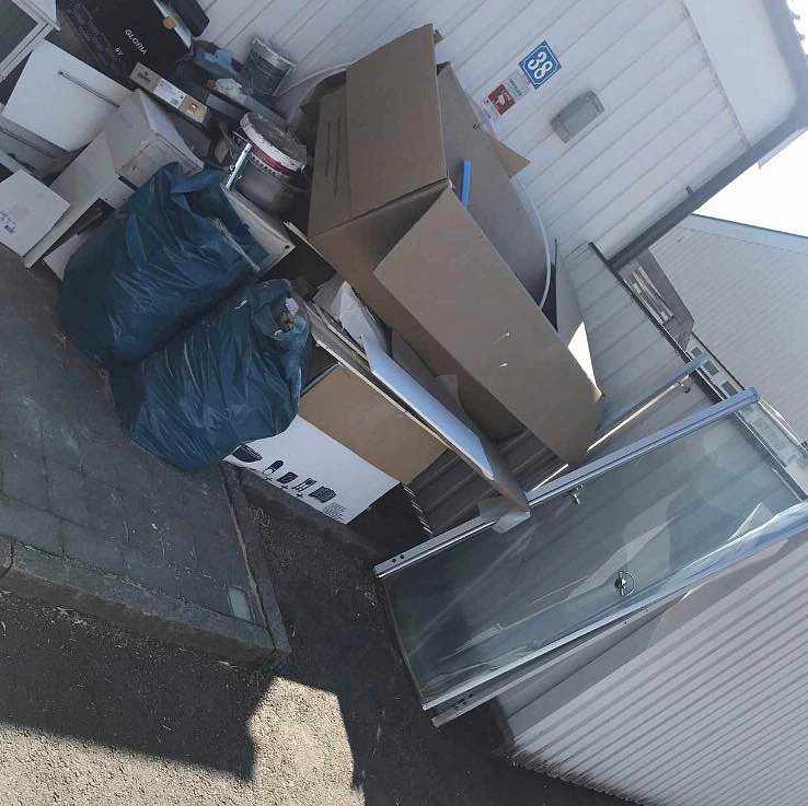 image of Kartonger och skräp - Västra Frölunda