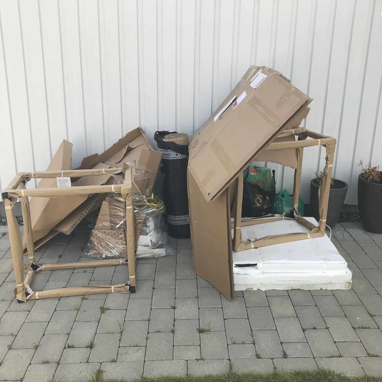 image of Ikea-emballage och marmor - Saltsjöbaden