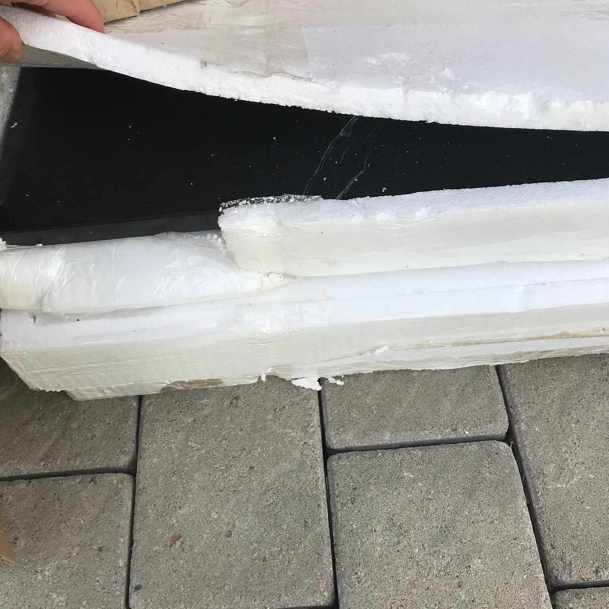 image of Ikea-emballage och marmor - Saltsjöbaden