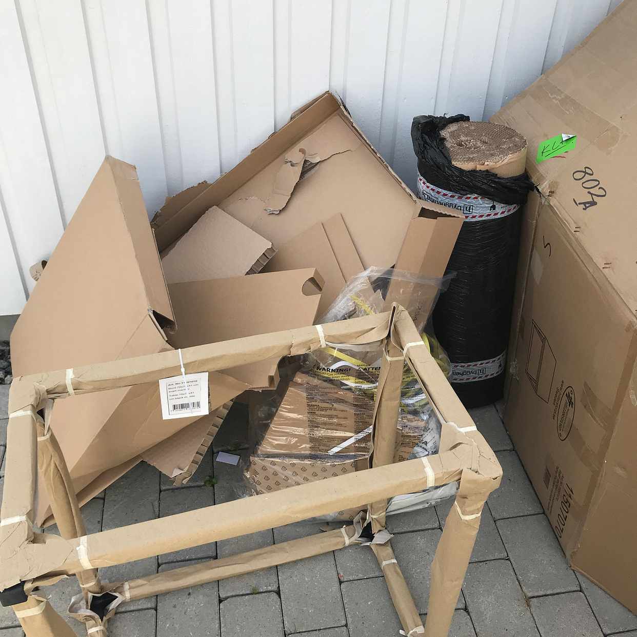 image of Ikea-emballage och marmor - Saltsjöbaden