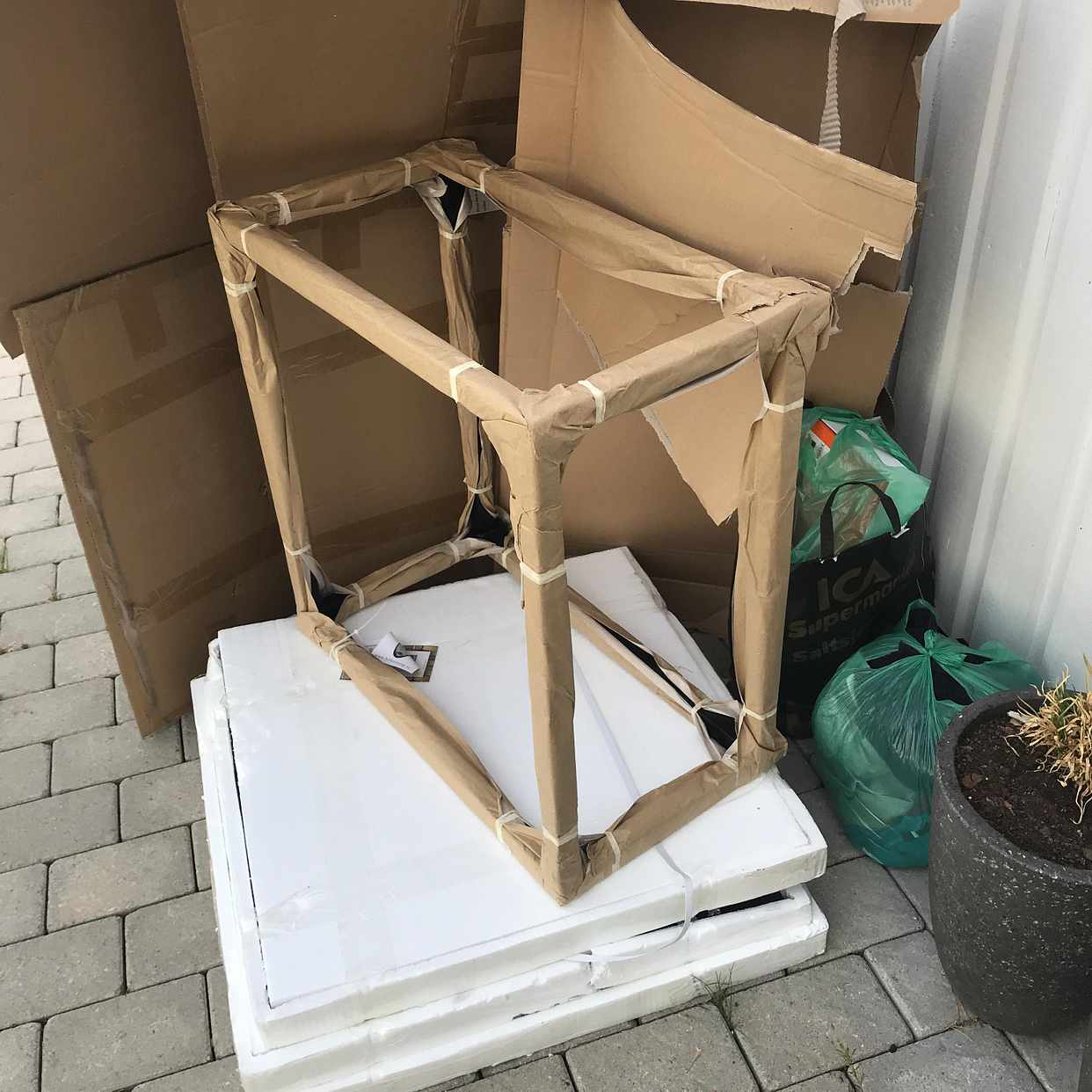 image of Ikea-emballage och marmor - Saltsjöbaden