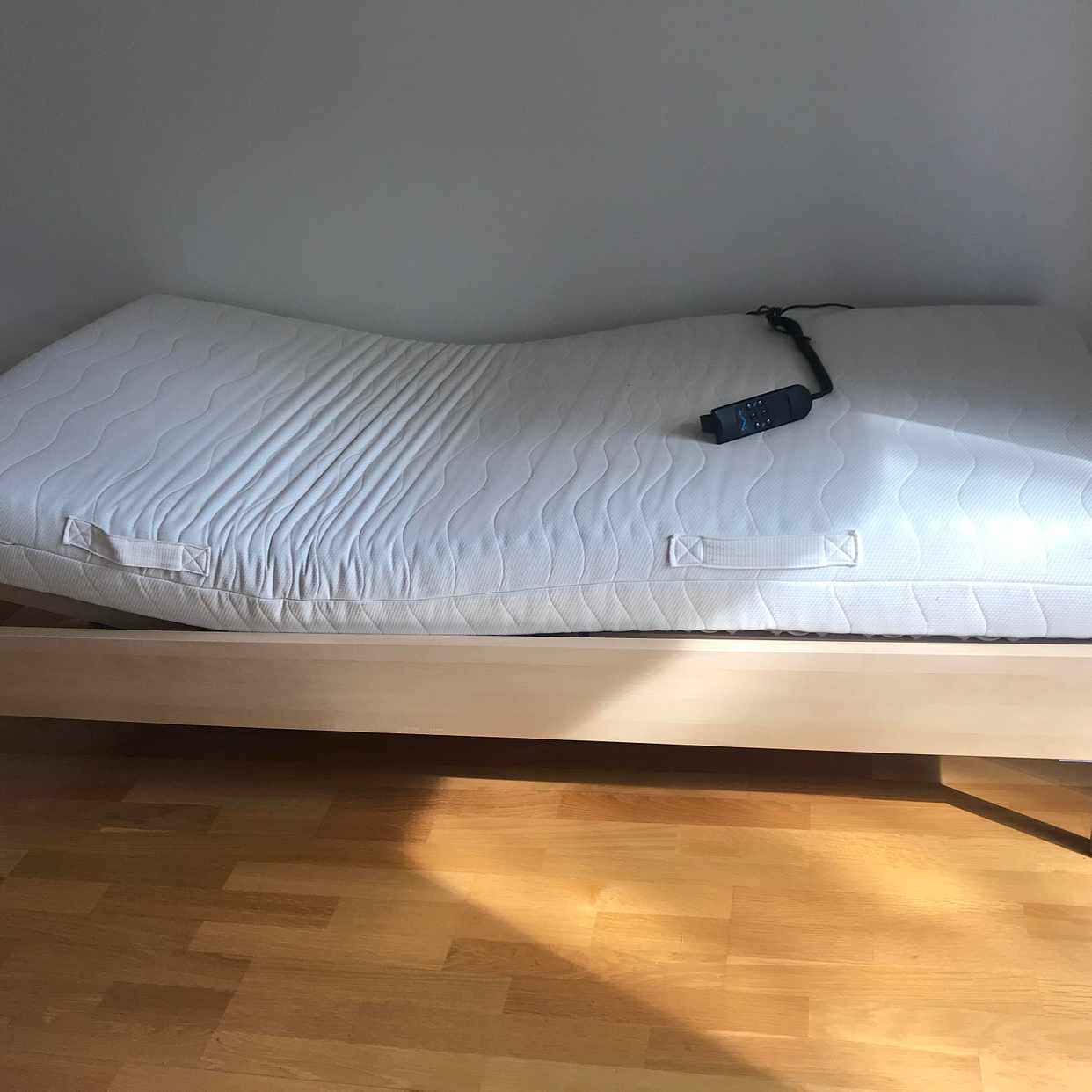 image of Ställbar säng 90*200 cm, - Djursholm
