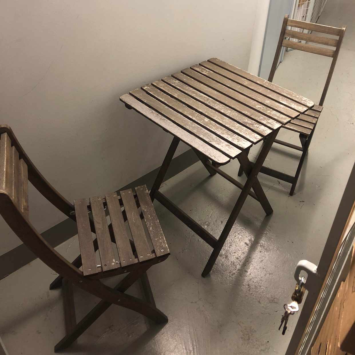 image of Två stolar och ett bord - Stockholm