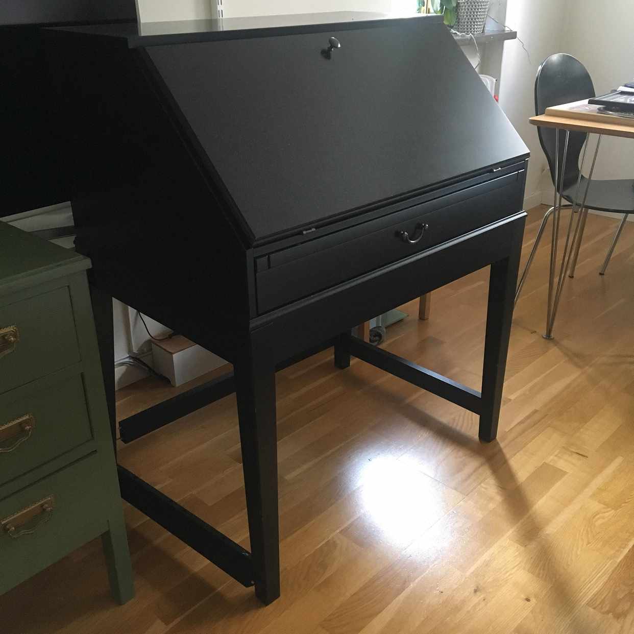 image of Byrå, sekretär och säng - 