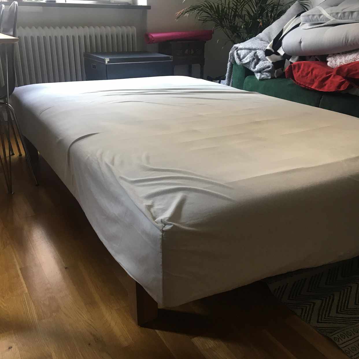image of Byrå, sekretär och säng - 