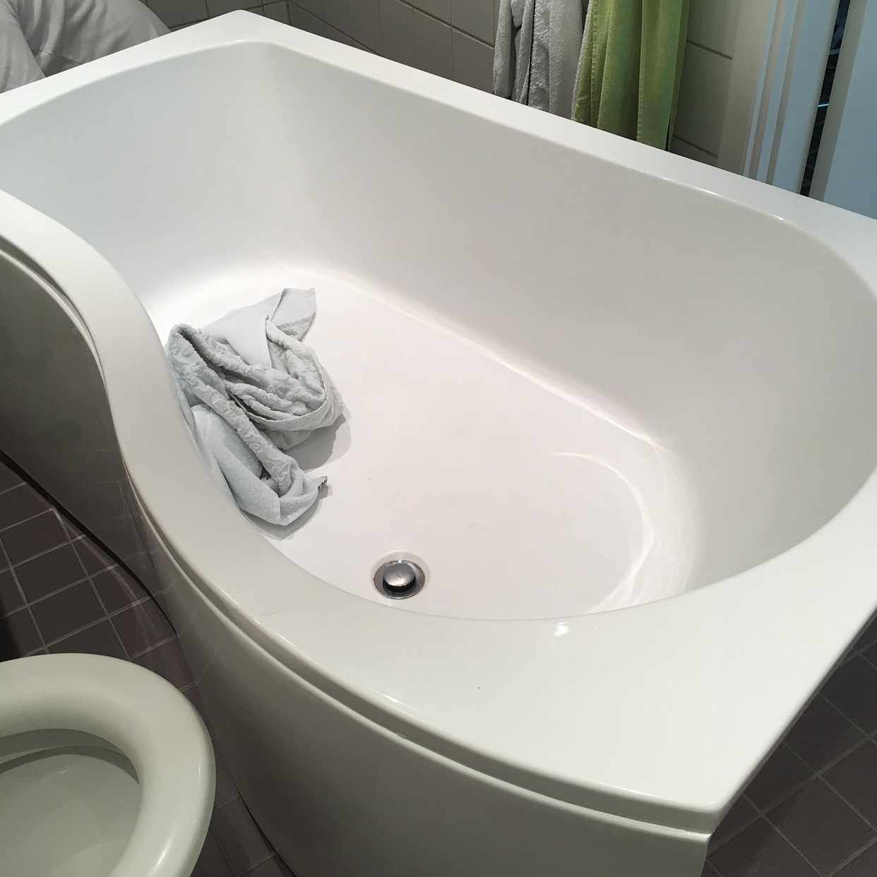 image of Badkar i plast på fötter - Stockholms Stad