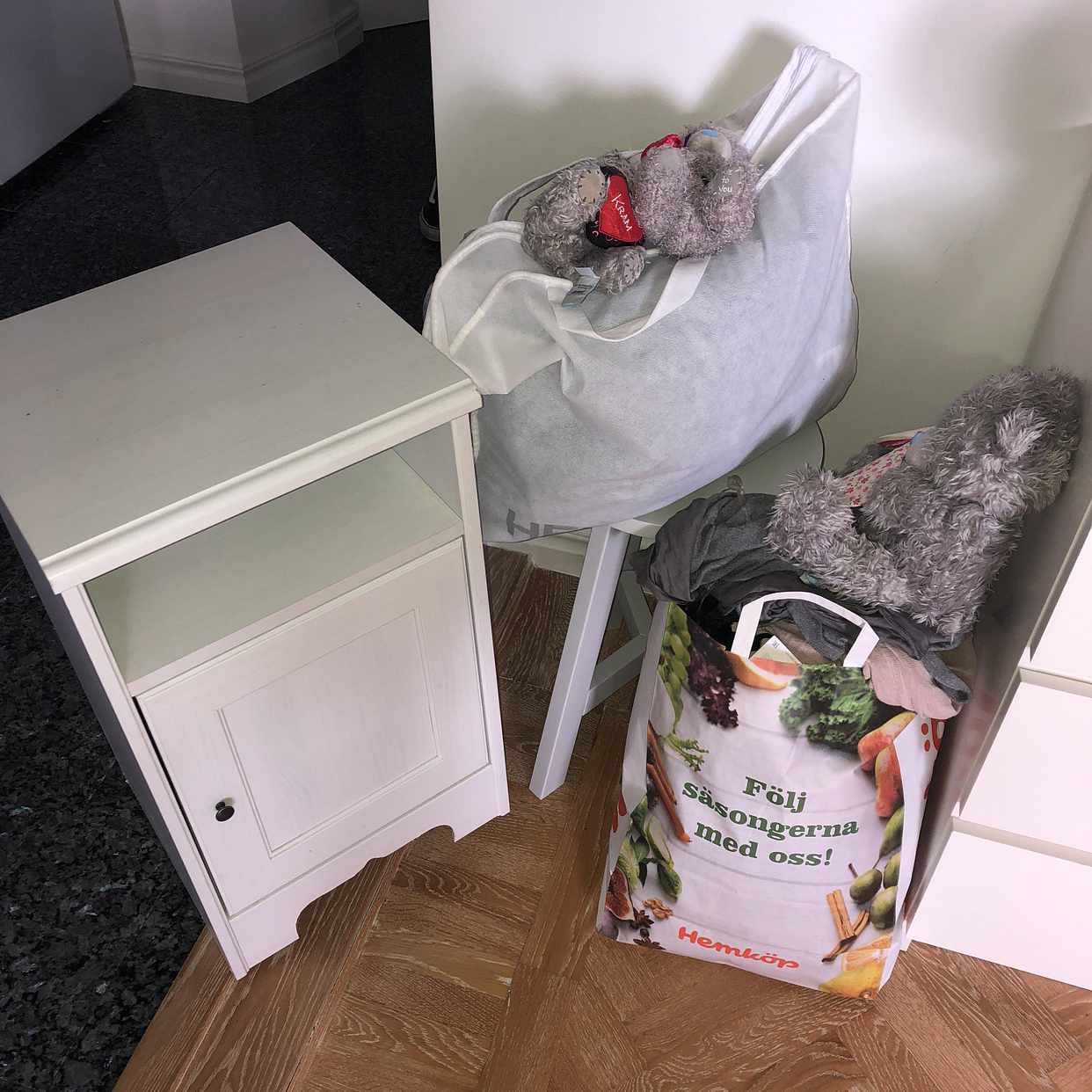 image of Kläder,nattduksbord,nalle - 