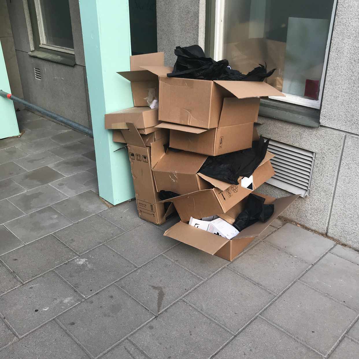 image of Kartonger. Ska slängas - Stockholm