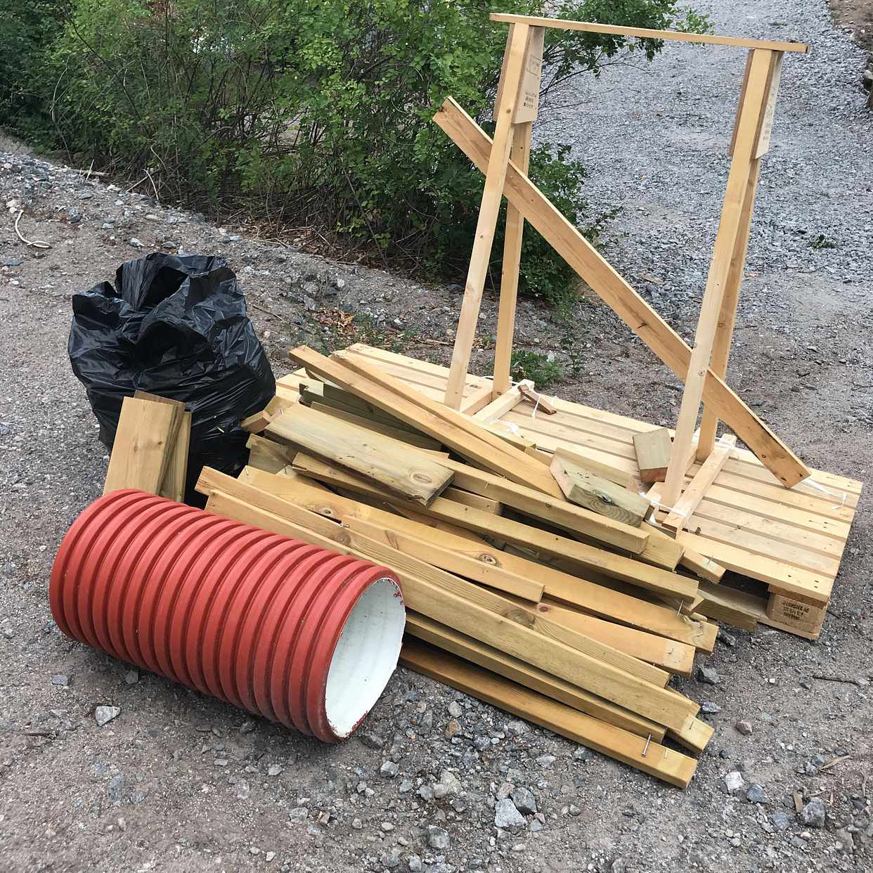 image of Lite plankor och ett rör - Nacka