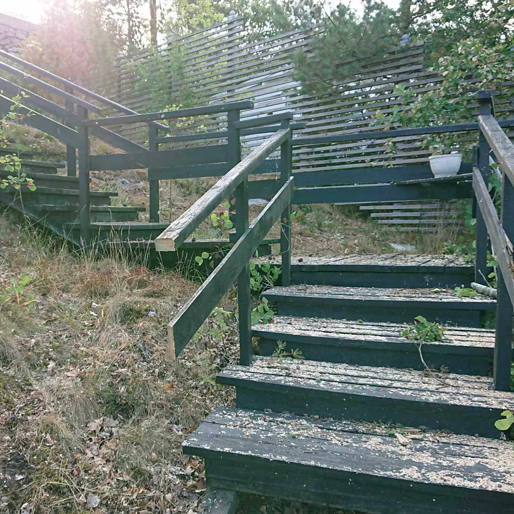 image of Trätrappa demonteras - Saltsjöbaden