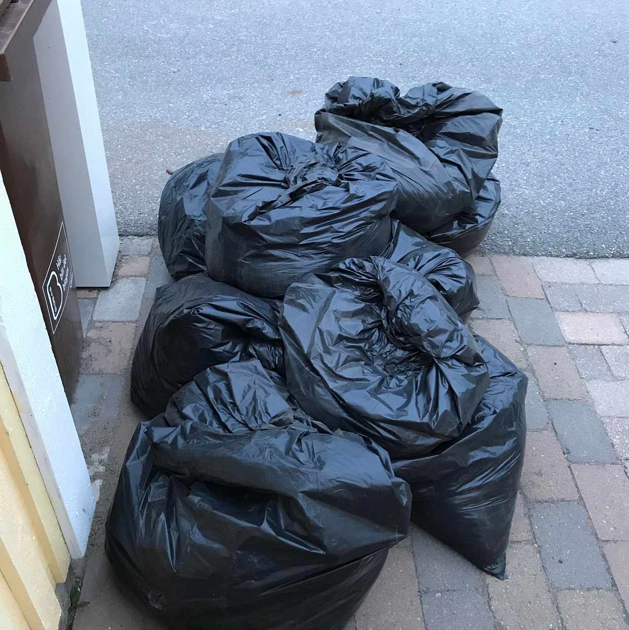 image of Säckar med jord och gren - Tullinge