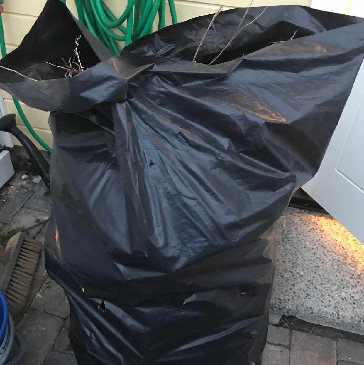 image of Säckar med jord och gren - Tullinge