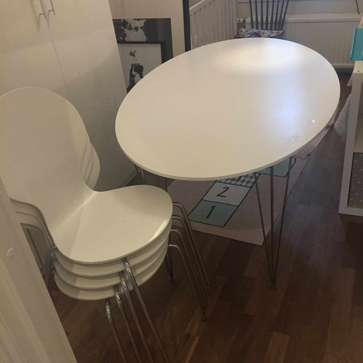 image of Bord, stolar och skräp - Stockholm
