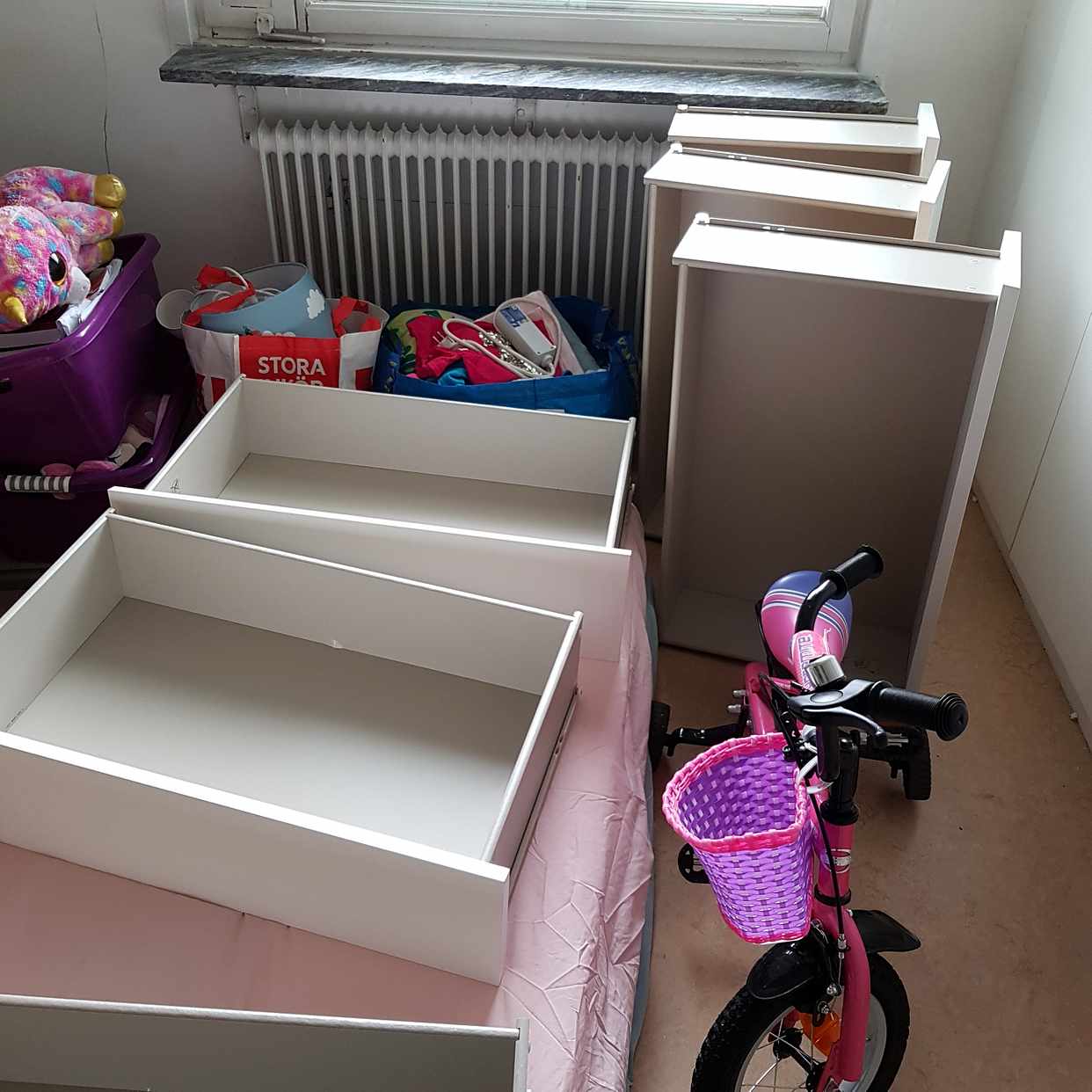 image of 2 byråer, en liten cykel, - 