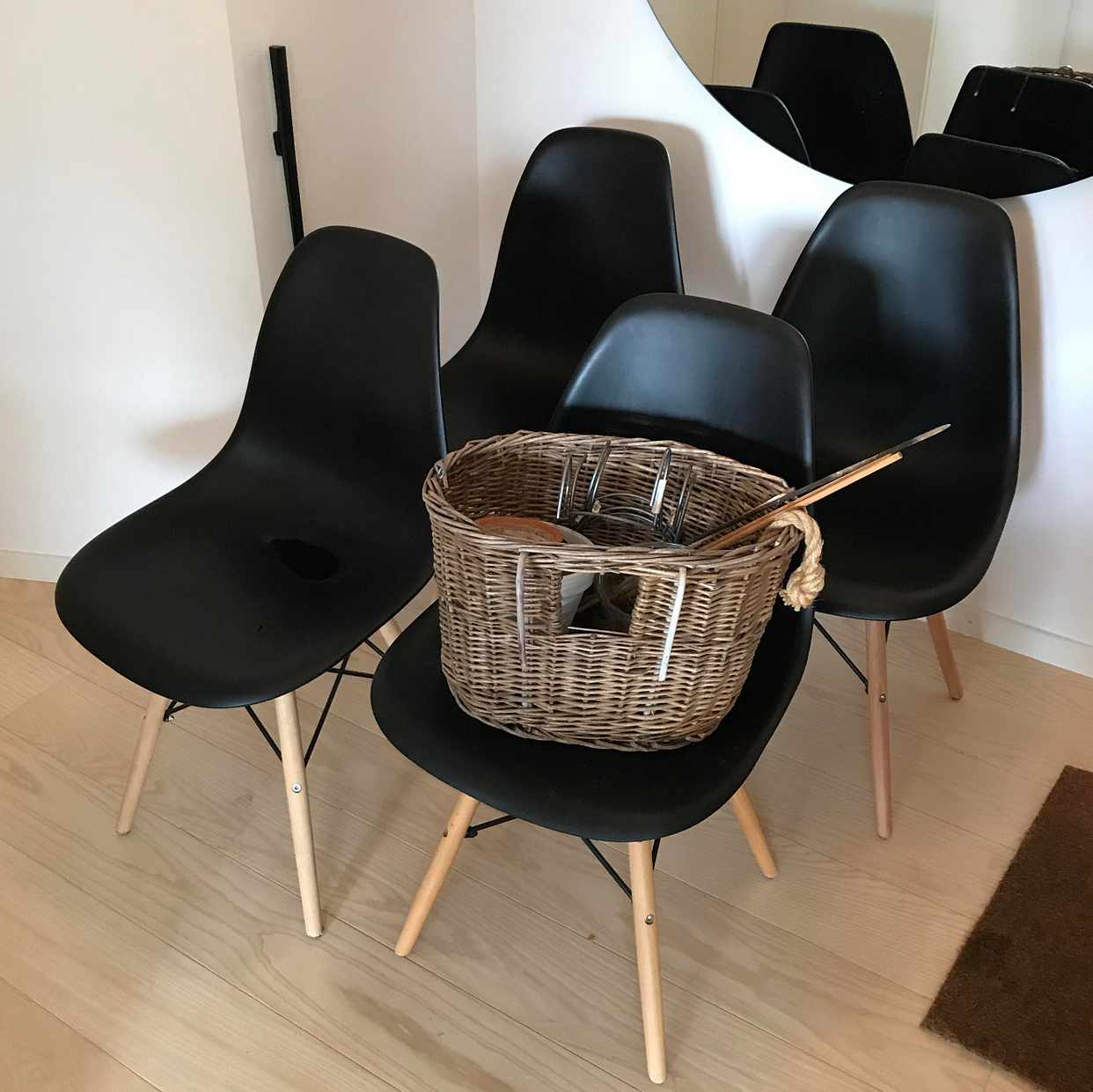 image of 4 stolar och en korg - Stockholms Stad