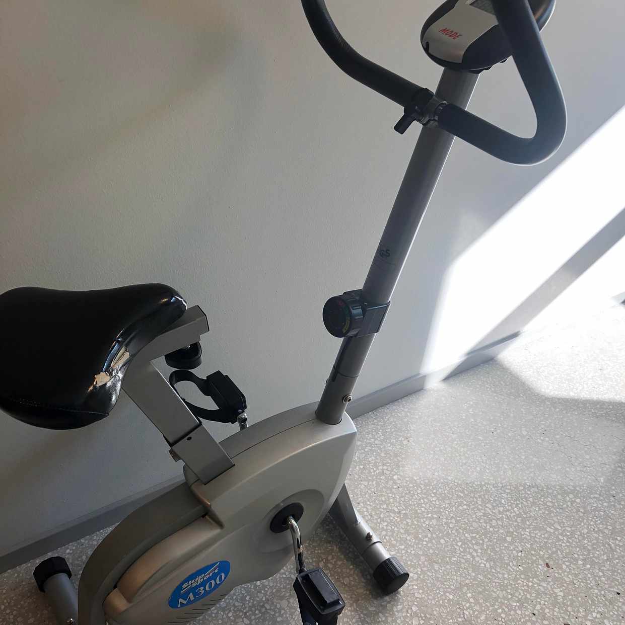 image of Motionscykel och skräp - Sundbyberg