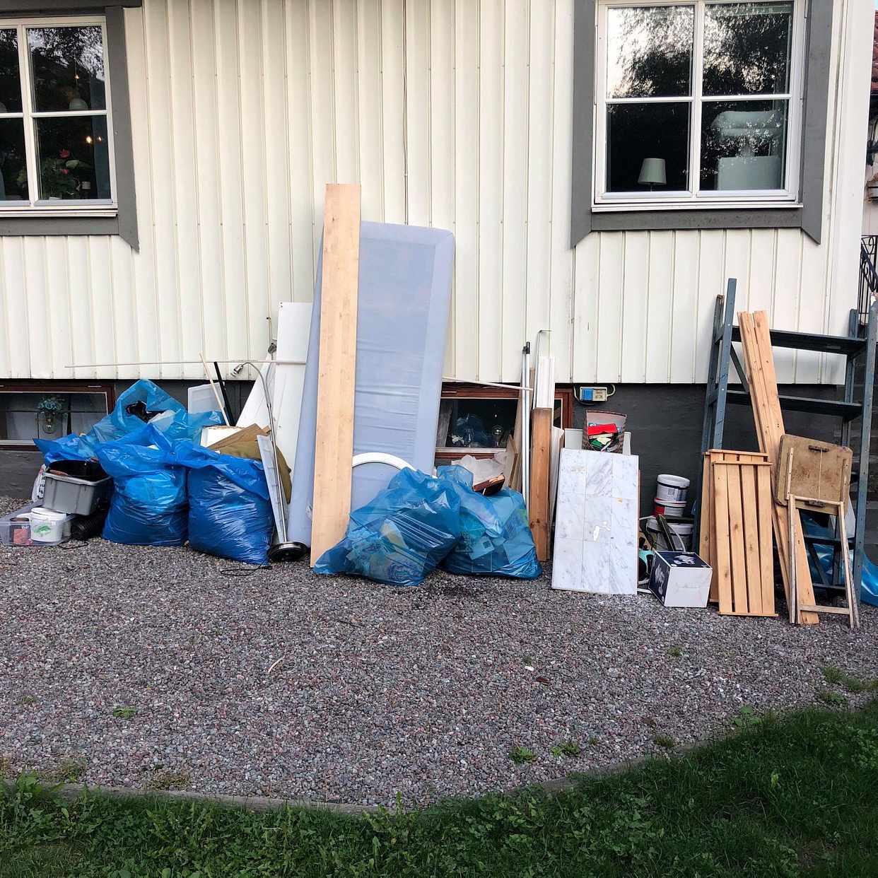 image of Osorterat skräp,säng trä - Huddinge