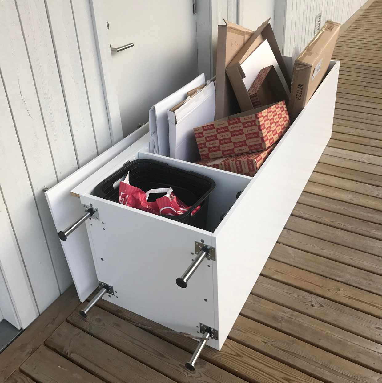 image of Garderob med kartonger - Upplands Väsby