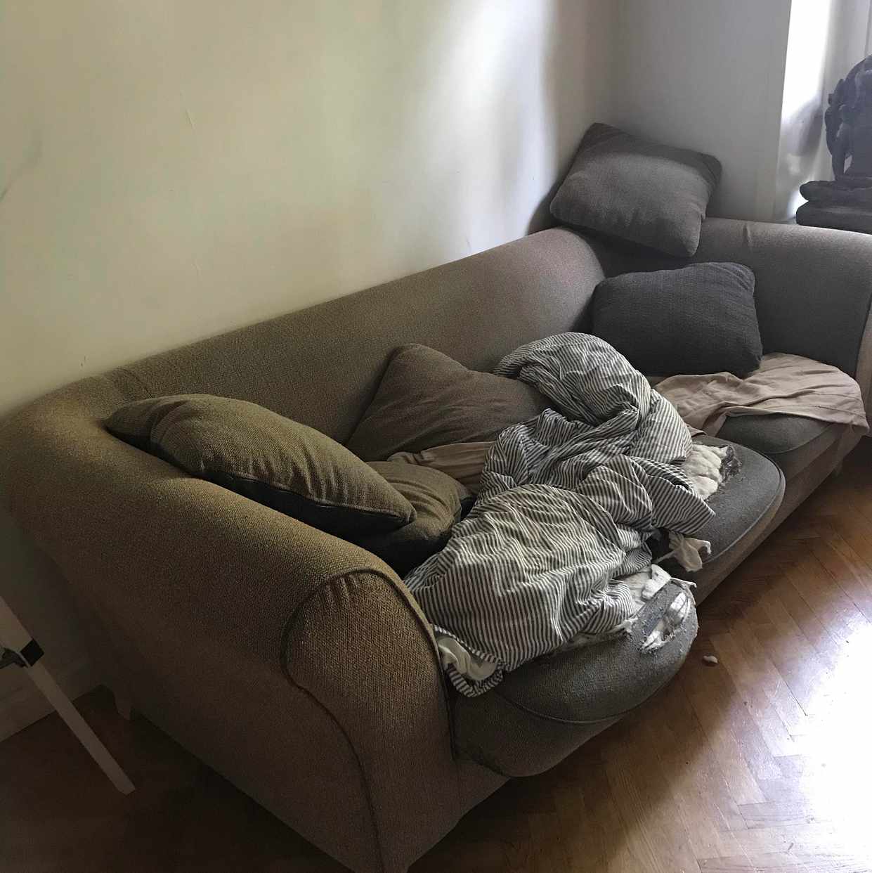 image of Soffa med kuddar ska bort - Stockholm