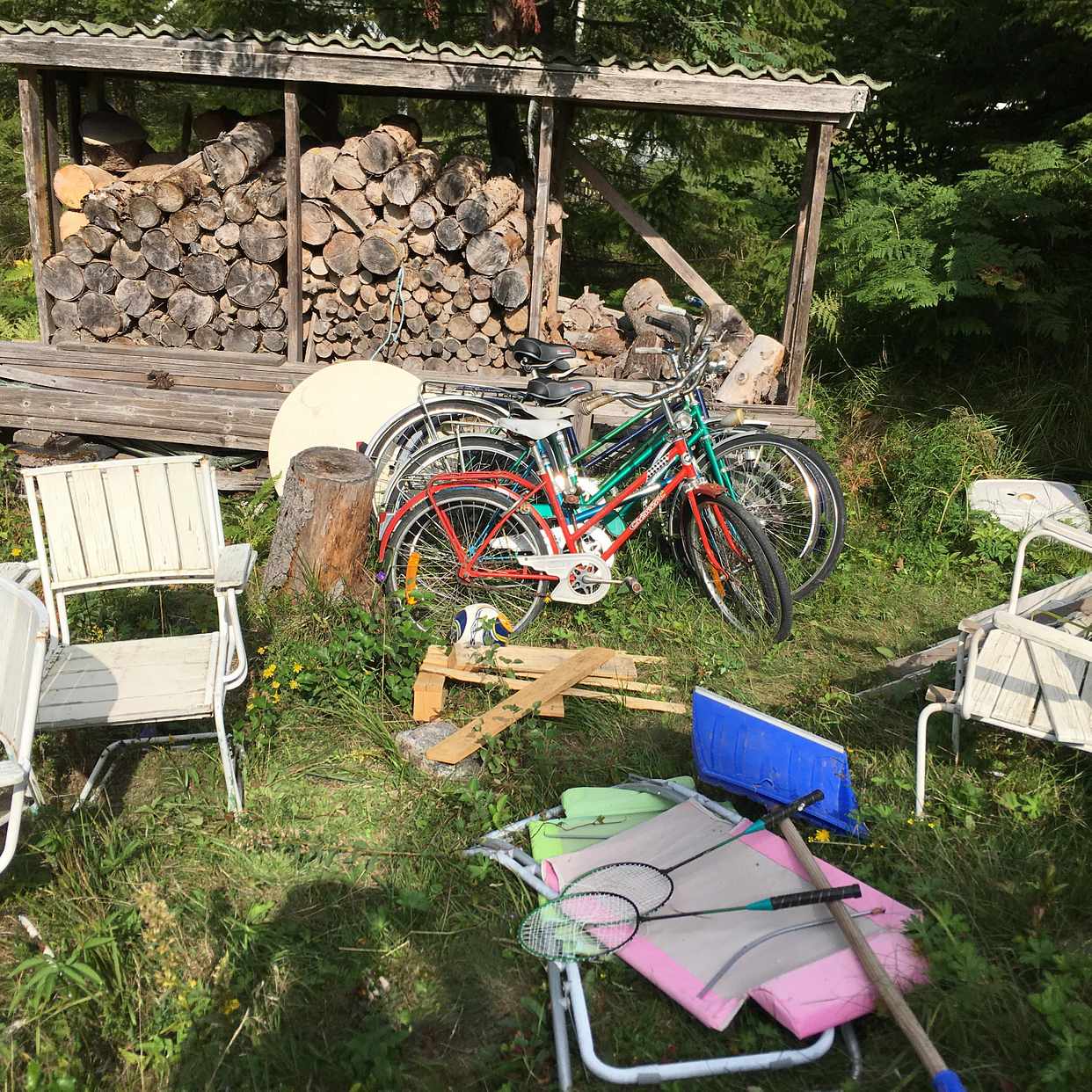 image of Cyklar, utemöbler, tv - Gräddö