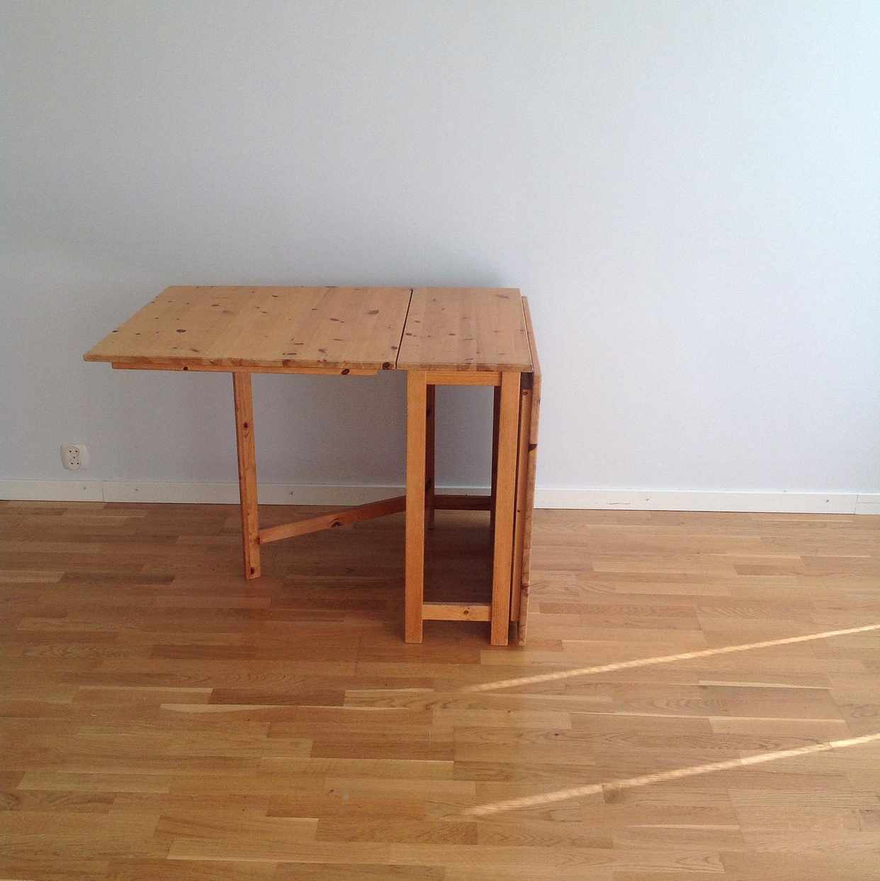 image of Klaffbord /Matbord - Spånga