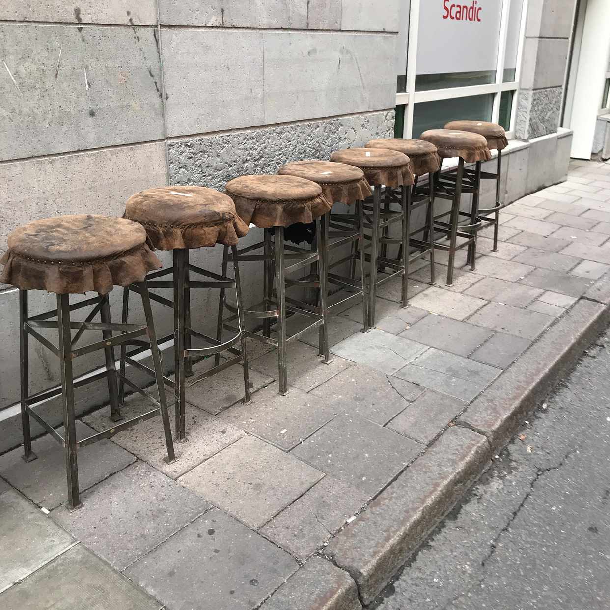 image of Barstolar bortskänkes - Stockholm