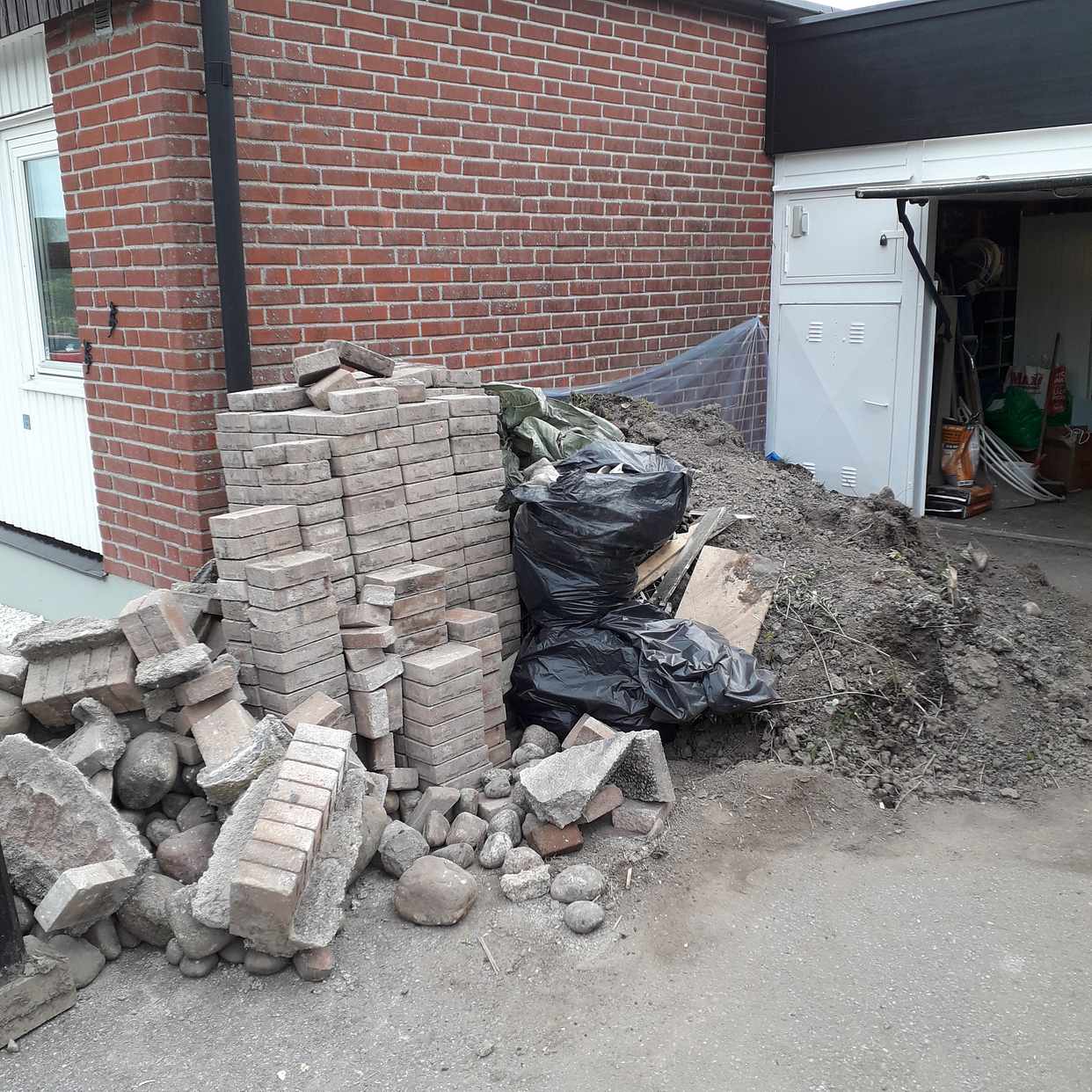 image of Kasta stenar och jord - Södertälje