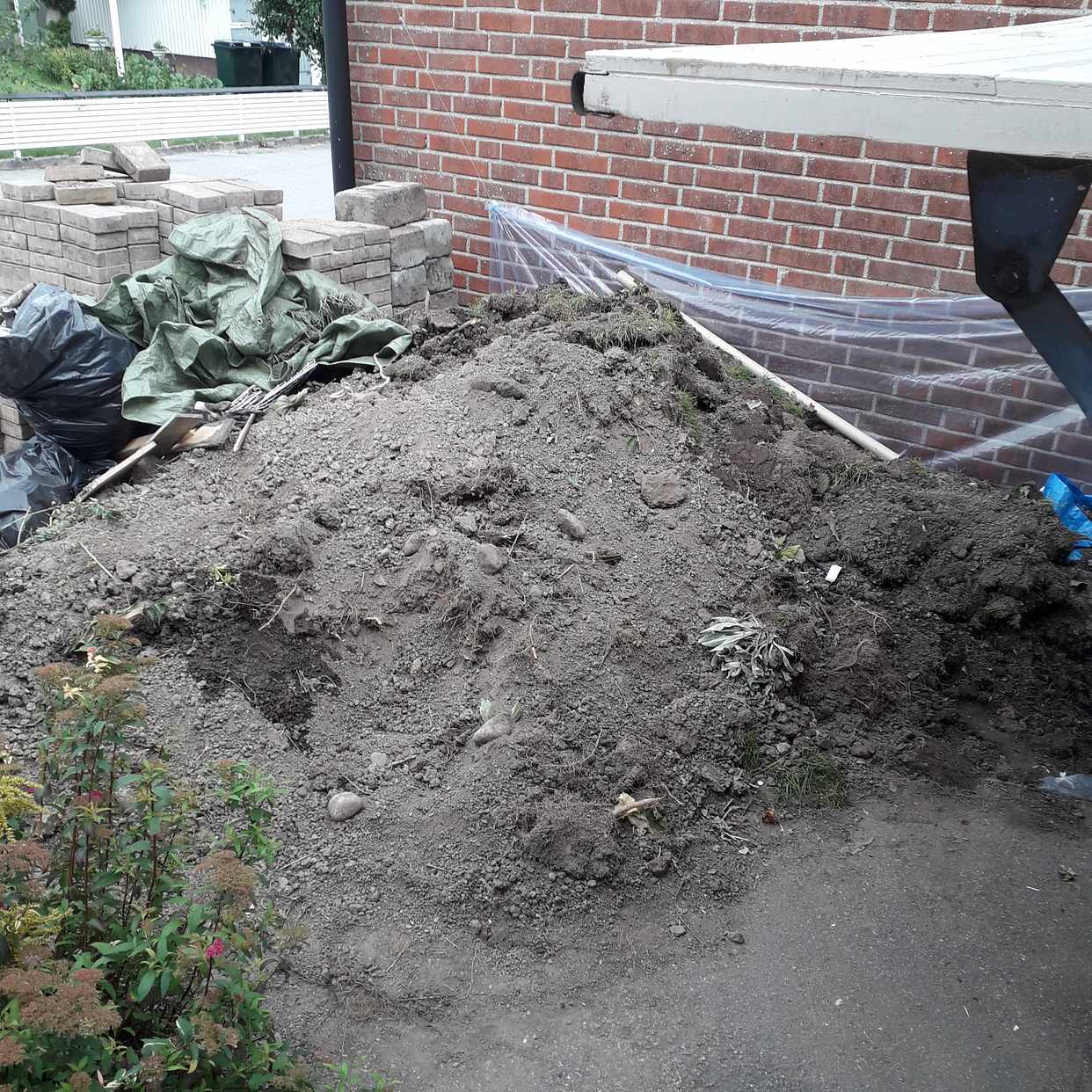 image of Kasta stenar och jord - Södertälje