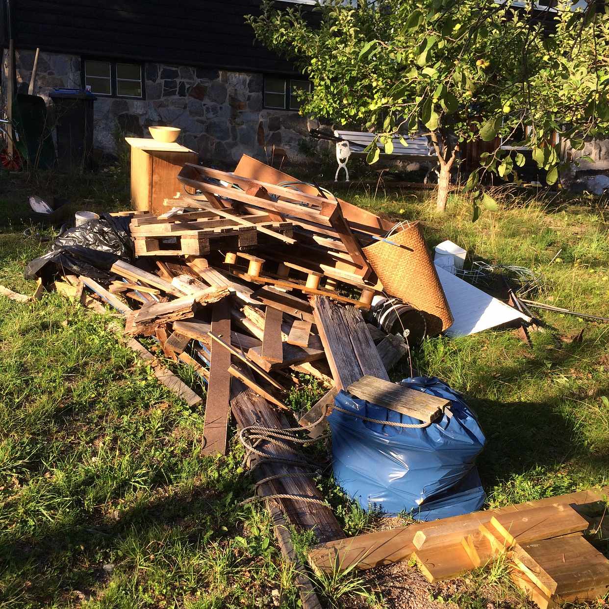 image of Sorterat avfall mest trä - Stocksund