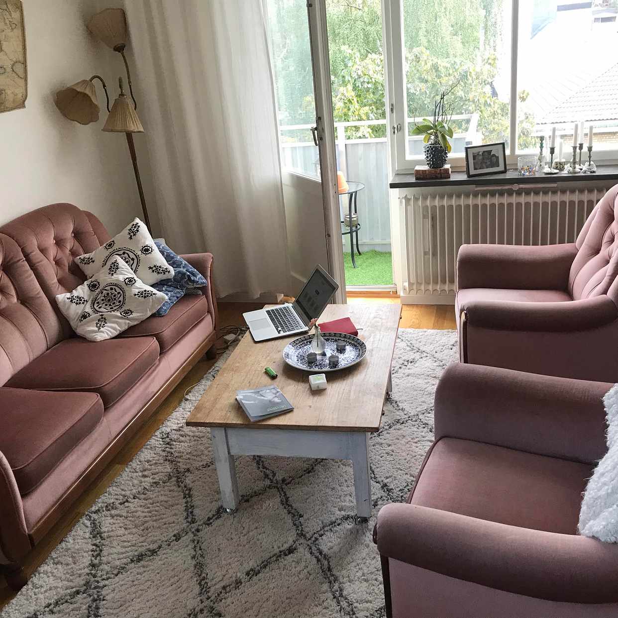image of Två fåtöljer och en soffa - Hägersten