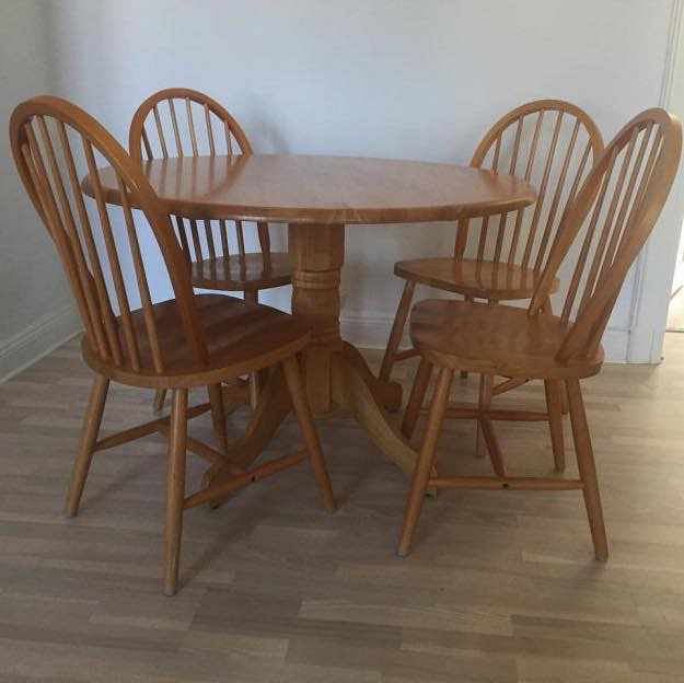 image of Bord och fyra stolar - 