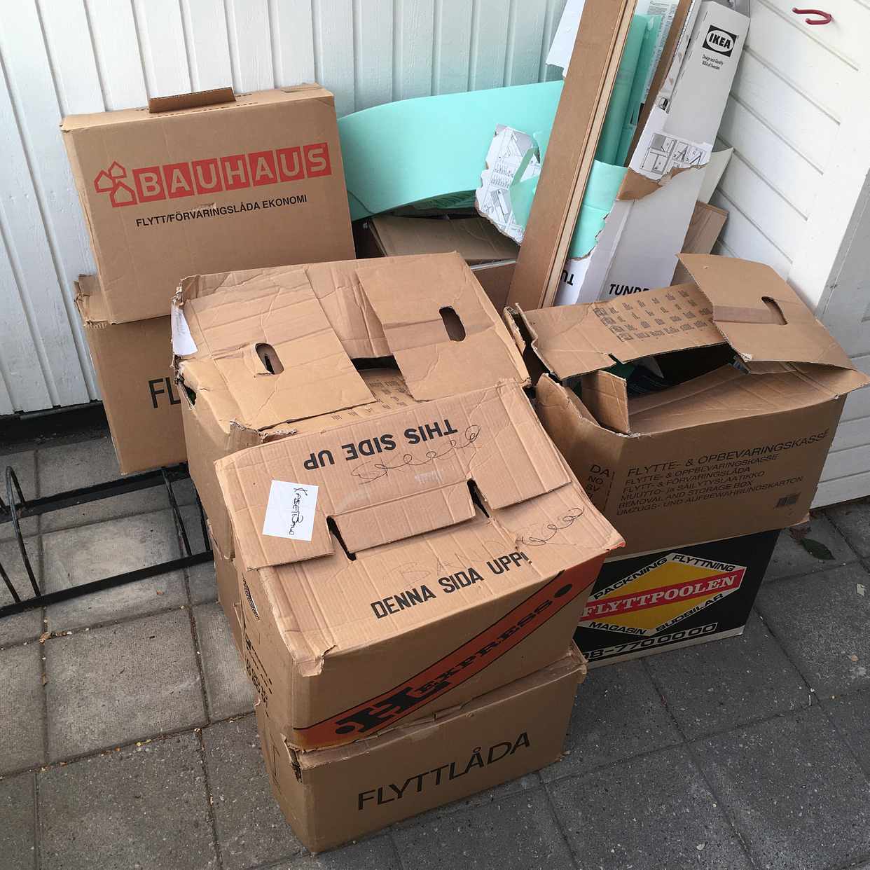 image of Ca 10 kartonger m skräp - Tyresö