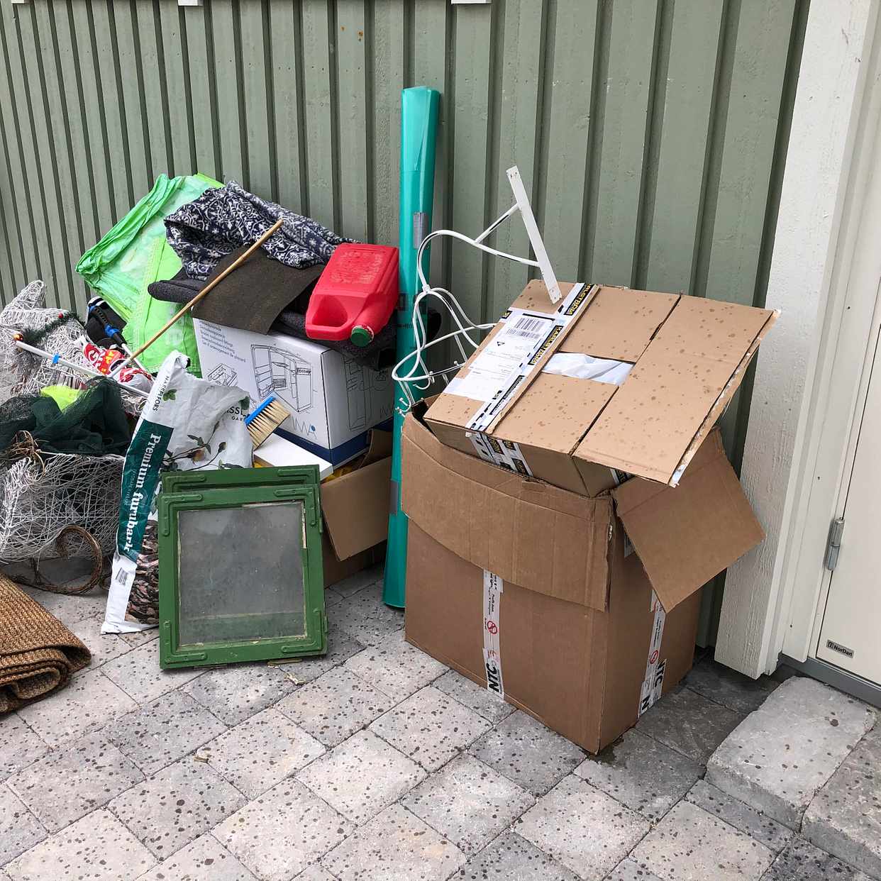image of Byggmaterial och skräp - Nykvarn