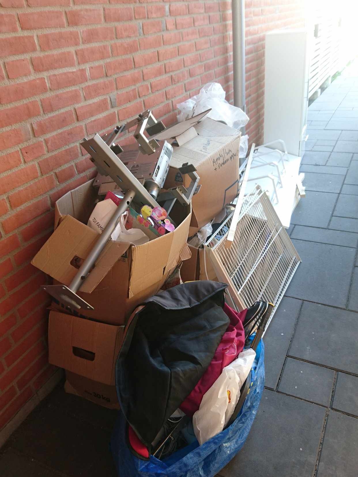 image of Skräp i kartonger  skåp - Klagshamn