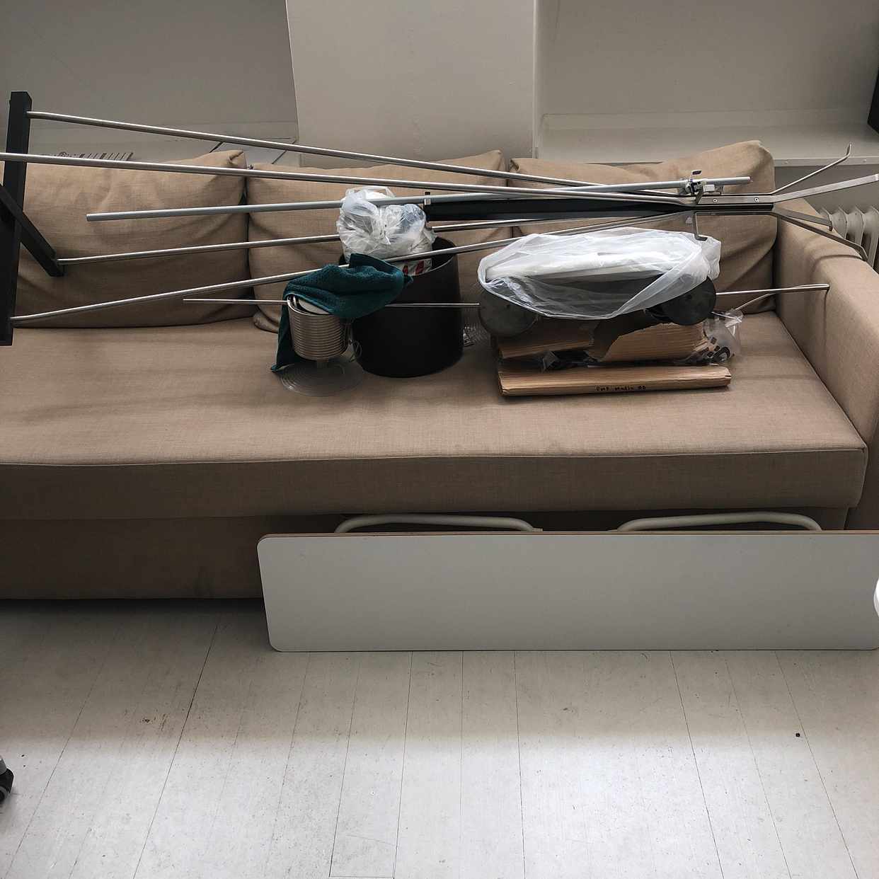 image of Bäddsoffa och lite skräp - Stockholms Stad
