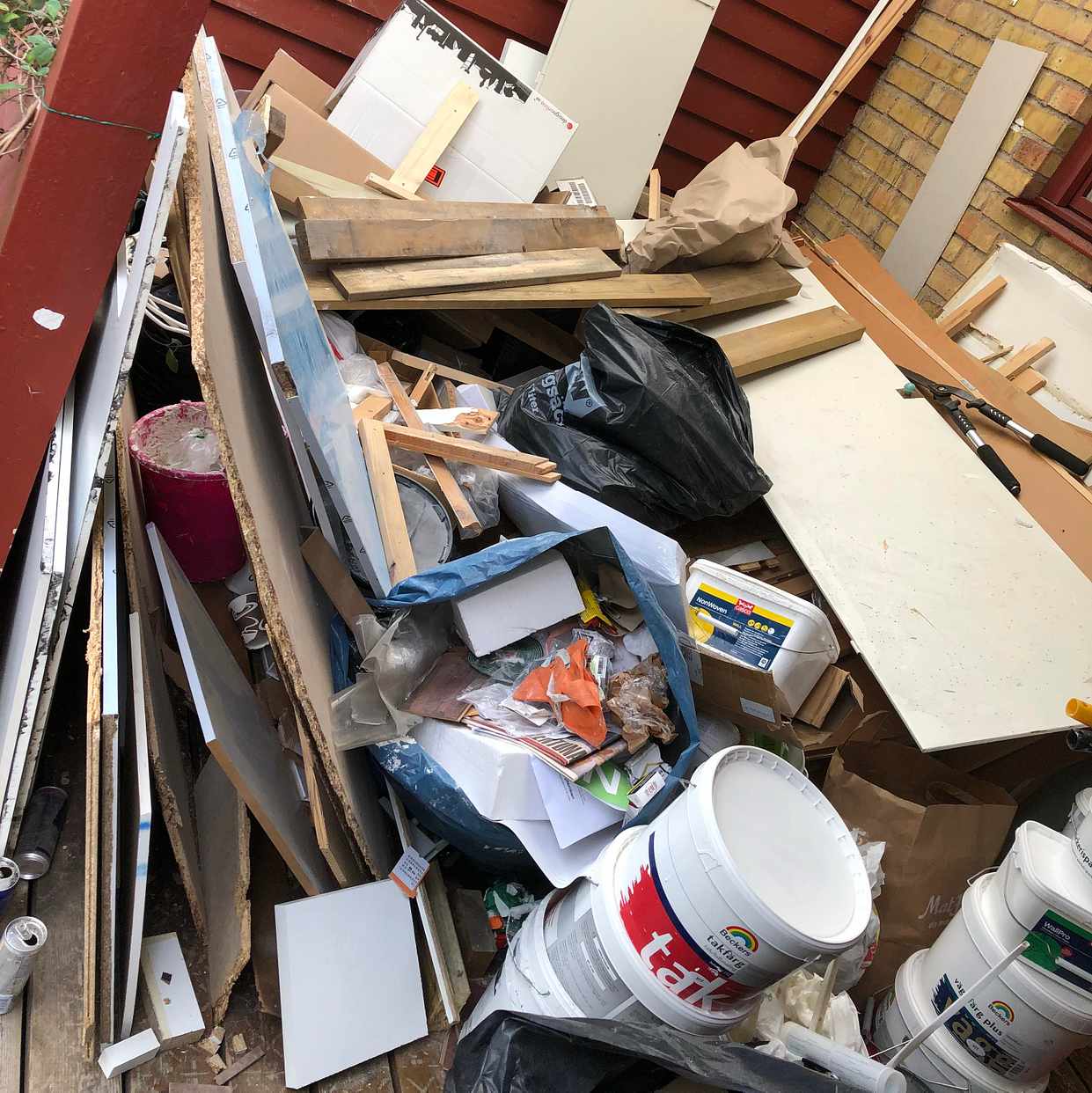 image of Blandat skräp från ombygg - Sollentuna
