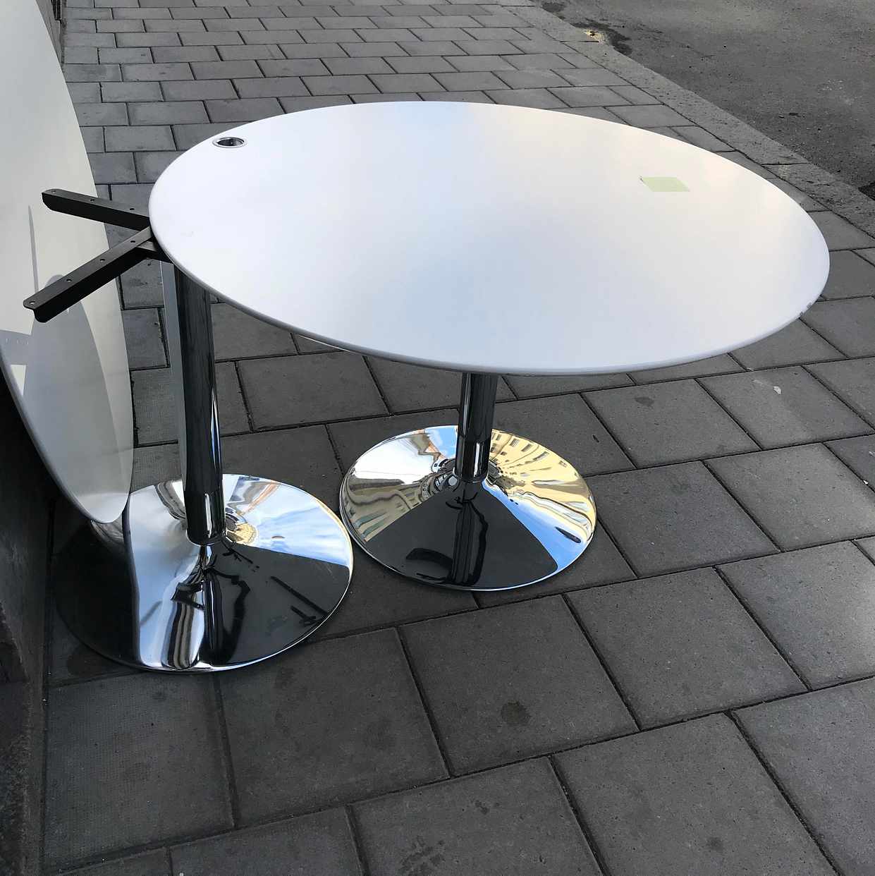 image of Två runda kontorsbord - Stockholm