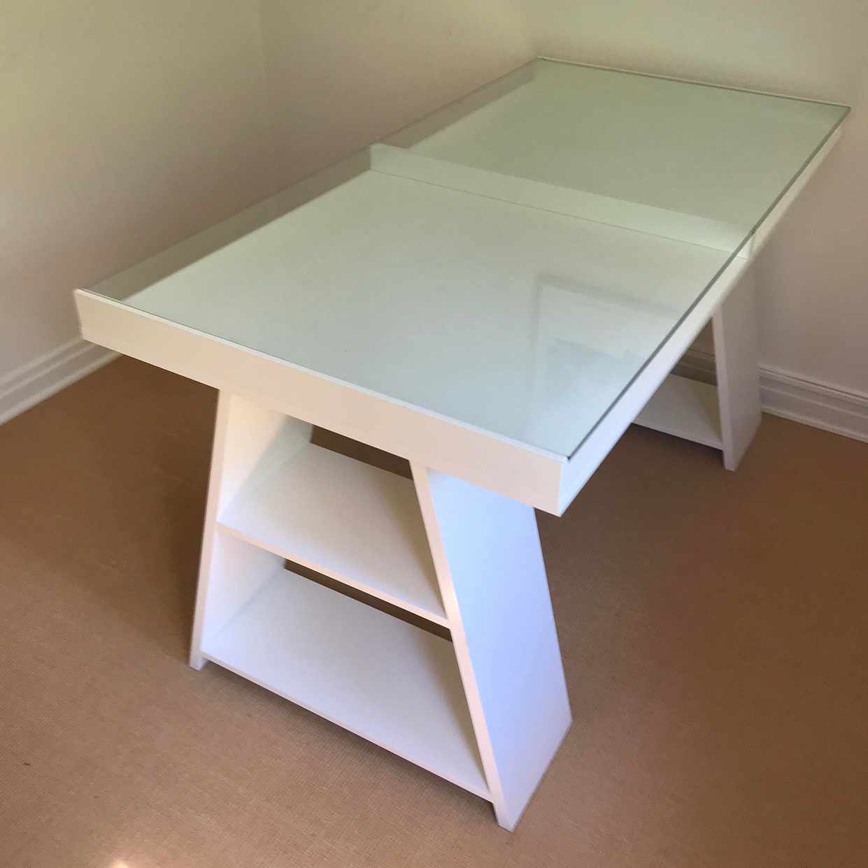 image of Skrivbord med glasskiva - Bromma
