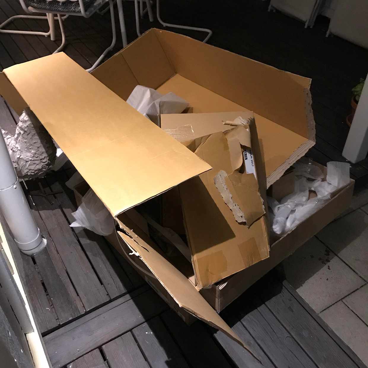 image of Möbler och Ikea-emballage - Täby