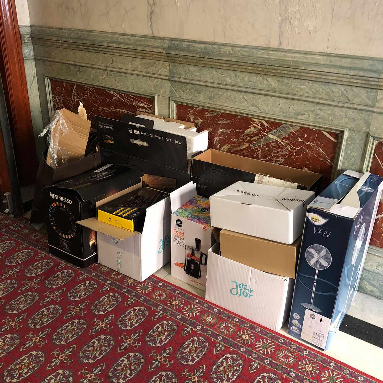 image of Cardboards and bags - Stockholm City