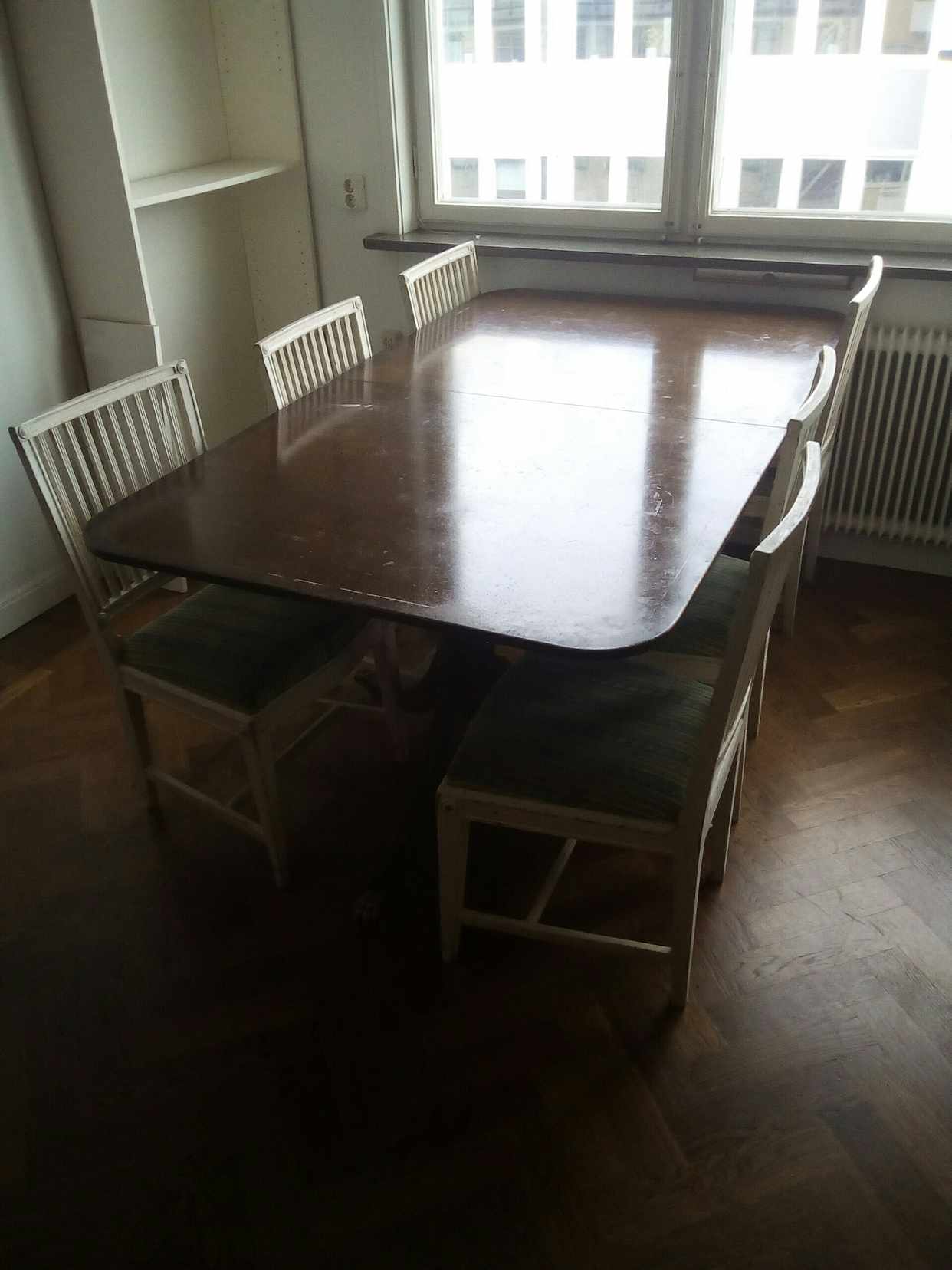image of Matbord och sex stolar - 