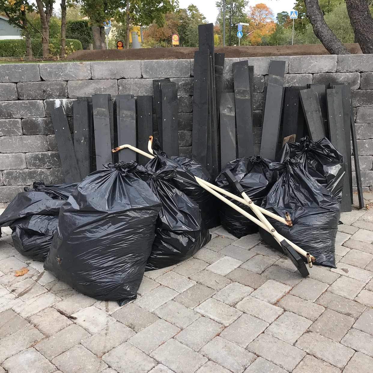 image of Trädgårdsavfall och plank - Nacka