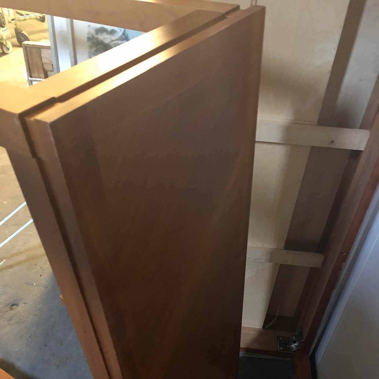 image of Två bord och några tavlor - 