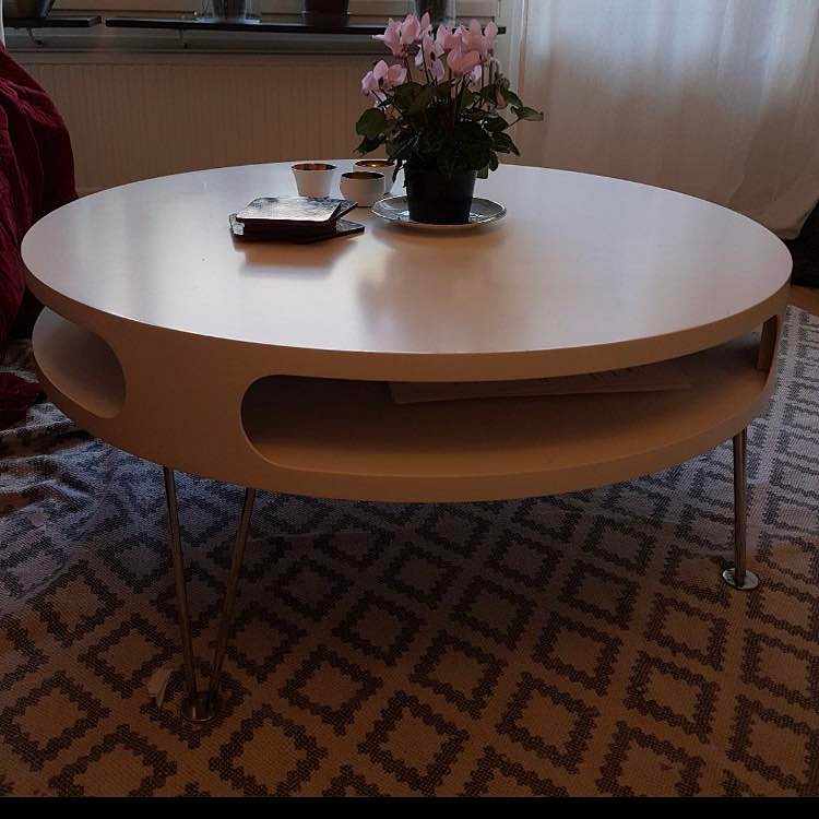 image of Ett lätt soffbord ca 80cm - 