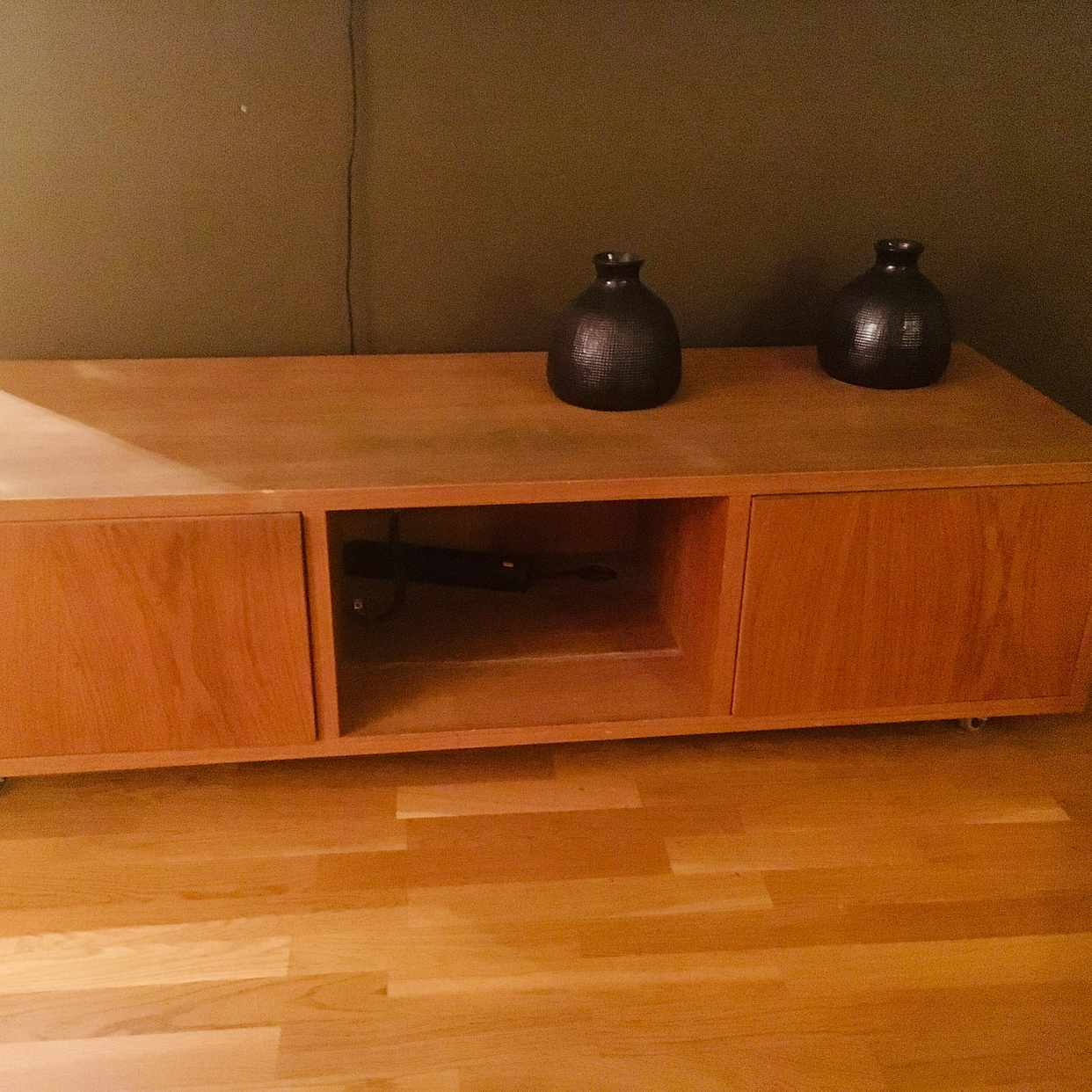 image of TV-bänk på hjul + byrå - Farsta
